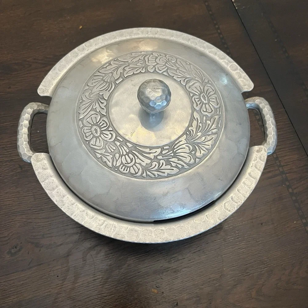 Vintage Everlast Hammered Aluminum Floral Lidded Casserole Dish — 11